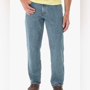 NWT Wrangler Mens Relaxed Fit Jeans size 33/30